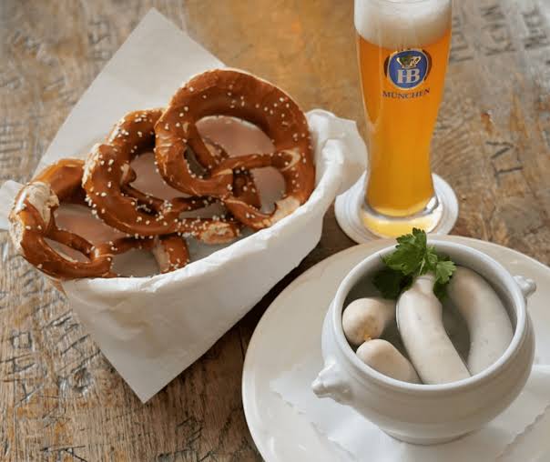 Traditioneller Frühschoppen am 2. Weihnachtsfeiertag – Bayerische Gemütlichkeit im Sportheim